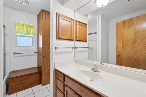 Bath - 302 Shadow Ln, Euless, TX 76039 photo 2 of 4