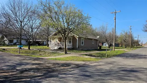 214 E Thomas St, Leonard, TX 75452