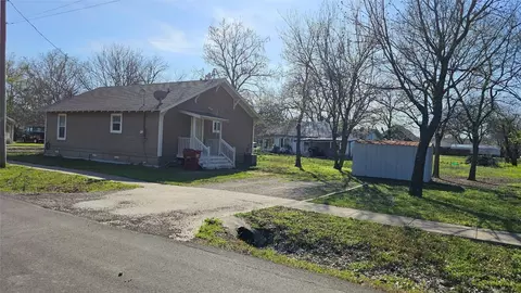 214 E Thomas St, Leonard, TX 75452 photo 2