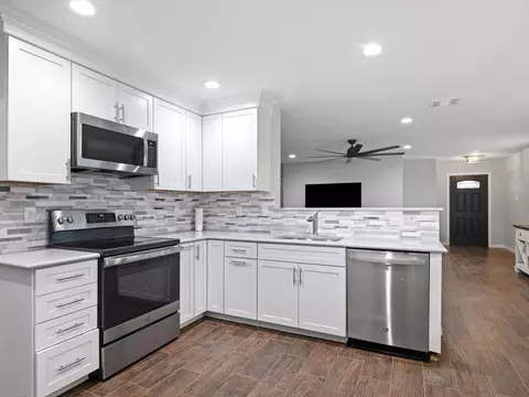 1421 Erin Dr, Burleson, TX 76028