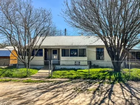 1205 SW 12th St, Mineral Wells, TX 76067