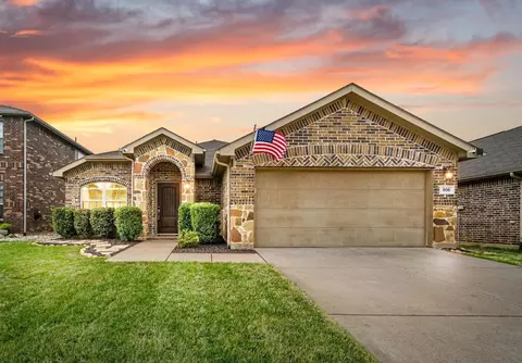 608 Crazy Horse Dr, Aubrey, TX 76227