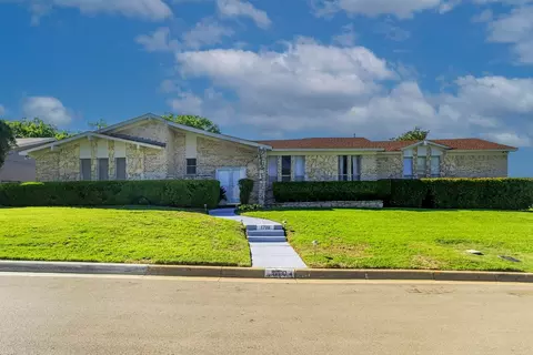 1700 Ellington Dr, Fort Worth, TX 76112
