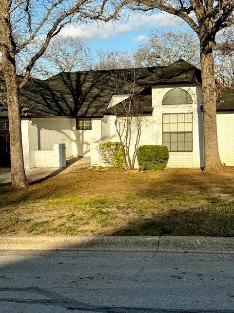 220 Spruce Cir, Azle, TX 76020