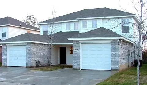1240 Village Garden Dr, Azle, TX 76020