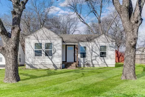 305 NE 32nd St, Grand Prairie, TX 75050