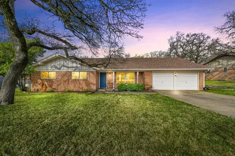 533 Oak Park Dr, Hurst, TX 76053