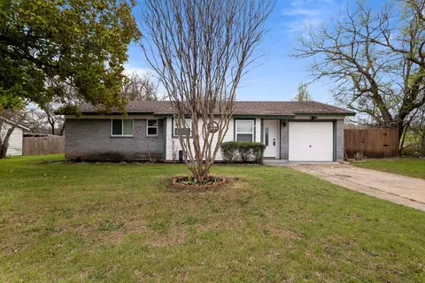 104 Shoreline Dr, Azle, TX 76020