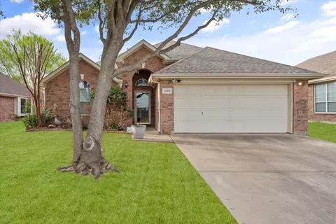 1239 Clearwater Dr, Grand Prairie, TX 75052