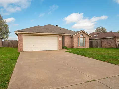 412 Preston Dr, Cleburne, TX 76033