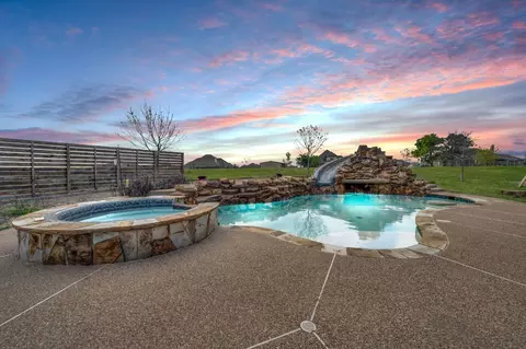 321 Oak Vista Rd, Waxahachie, TX 75167