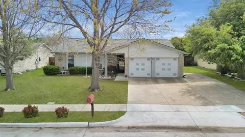 637 Michael Dr, Grand Prairie, TX 75052
