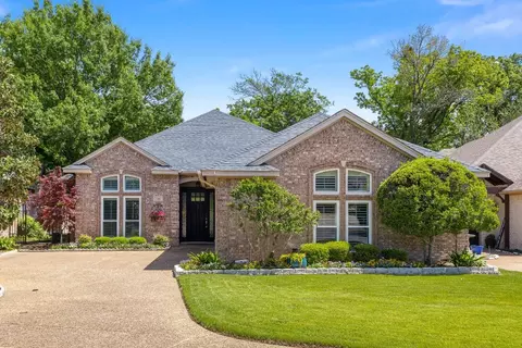 706 Village Green Dr, Desoto, TX 75115
