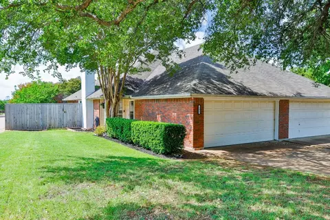 101 Canterbury St, Euless, TX 76039