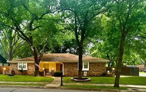 3025 Highgate Ln, Bedford, TX 76021
