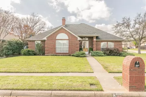 2909 Clairemont Ln, Euless, TX 76039