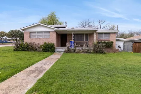 880 Perry Dr, White Settlement, TX 76108