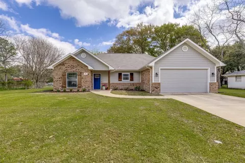 907 Royal Dr, Kaufman, TX 75142