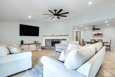 1517 Steinburg Ln, Fort Worth, TX 76134