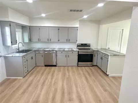 1117 E Chambers St, Cleburne, TX 76031 photo 5