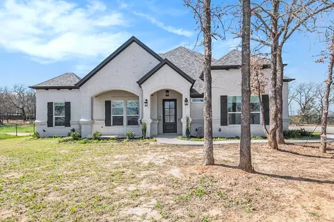 3037 Fossil Oaks Dr, Azle, TX 76020