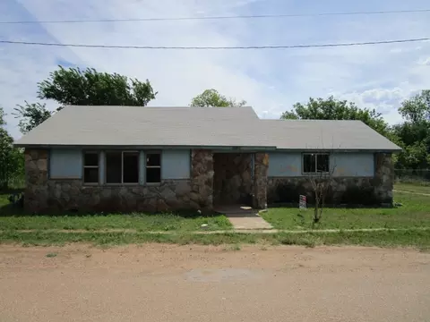 120 N 6th St, Crowell, TX 79227