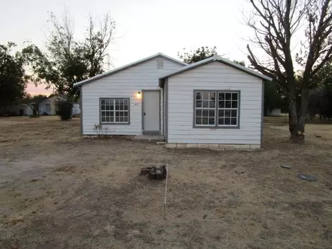 621 N Birch Ave, Munday, TX 76371