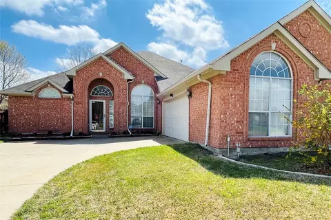 102 E Lynn Creek Dr, Arlington, TX 76002