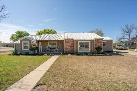 243 W Live Oak St, Jacksboro, TX 76458