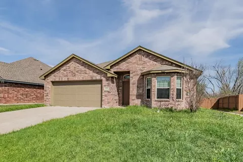425 Park Meadows Dr, Crowley, TX 76036