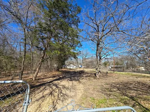 312 E Golden Oaks Dr, Mabank, TX 75156