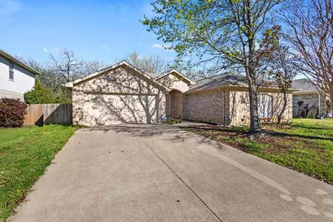 7123 Greenspoint Dr, Arlington, TX 76001
