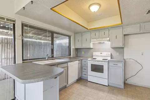 Kitchen - 1301 Roundtree Dr, Euless, TX 76039 photo 2 of 4