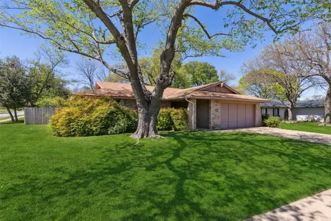 Exterior - 1301 Roundtree Dr, Euless, TX 76039 photo 2 of 4