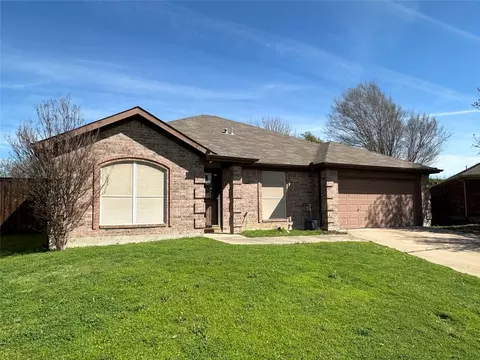 511 Road Runner Dr, Arlington, TX 76002