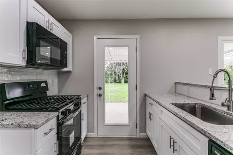 Kitchen - 618 Donley Dr, Euless, TX 76039 photo 1 of 3