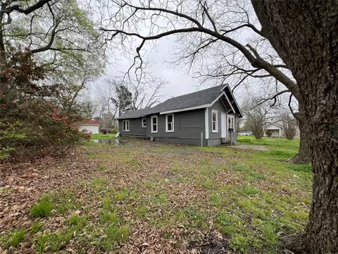 1704 Locust St, Commerce, TX 75428 photo 2