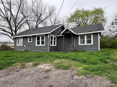 1704 Locust St, Commerce, TX 75428 photo 4
