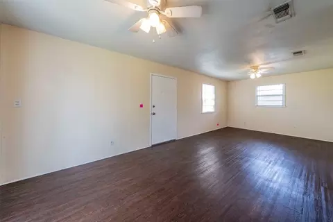 1017 E Oak St, Denton, TX 76205 photo 3