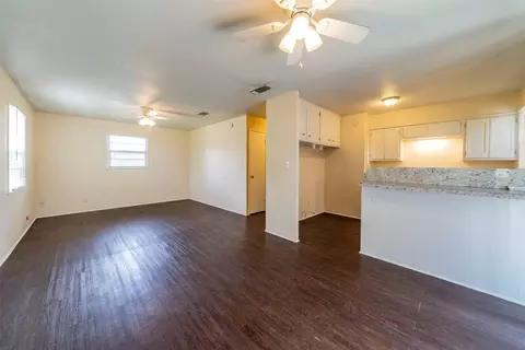 1017 E Oak St, Denton, TX 76205 photo 2