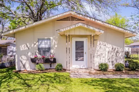 1017 E Oak St, Denton, TX 76205