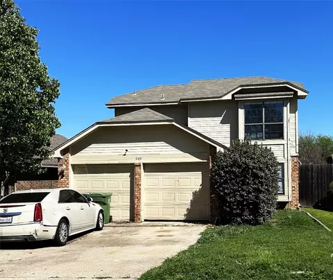 909 Boxwood Dr, Lewisville, TX 75067
