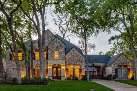5917 Forest River Dr, Fort Worth, TX 76112