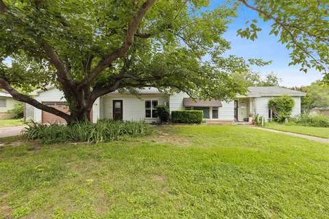 800 Elizabeth Blvd, Granbury, TX 76048