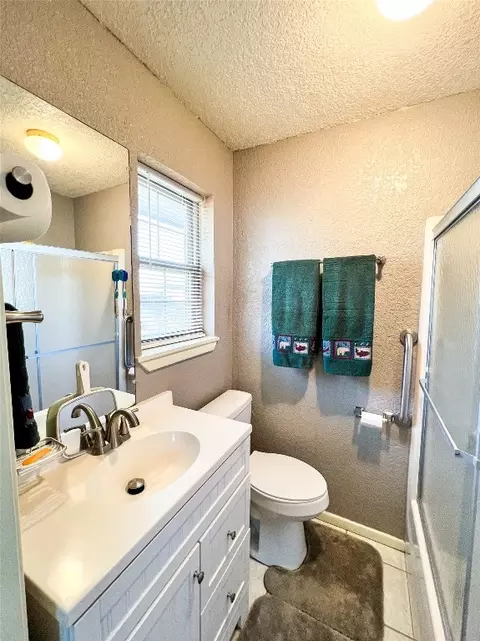Bath - 1410 N Avenue L, Haskell, TX 79521 photo 3 of 4