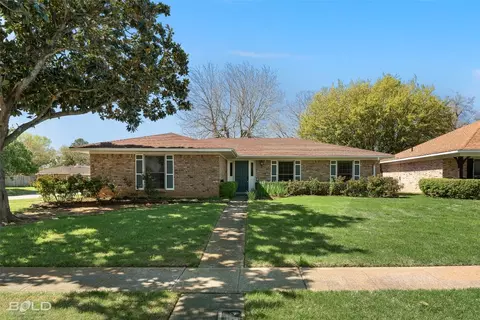 5406 Foxglove Dr, Bossier City, LA 71112