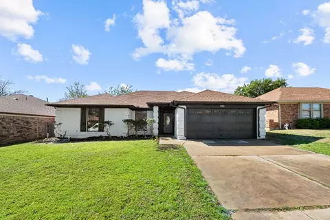932 Thistle Ridge Ln, Arlington, TX 76017