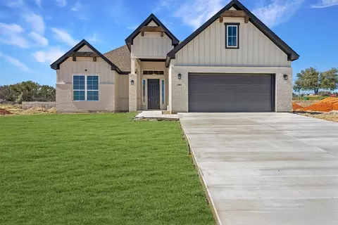201 Mitchell Dr, Glen Rose, TX 76043