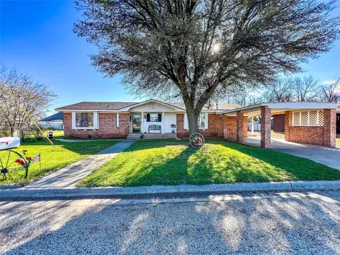 610 S 10th Ave, Munday, TX 76371