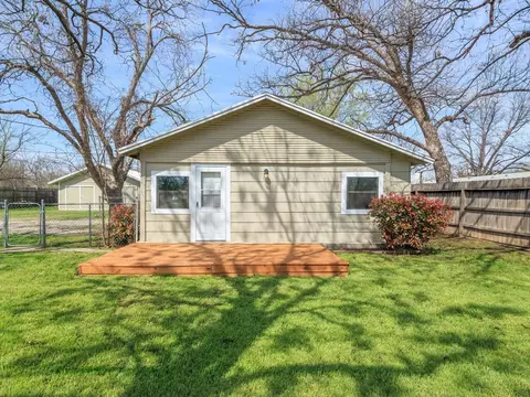 306 W Hall St, Bangs, TX 76823